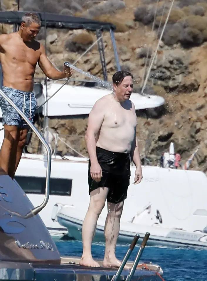 Илон Маск сел на диету после того, как в сеть попали его фото с яхты
